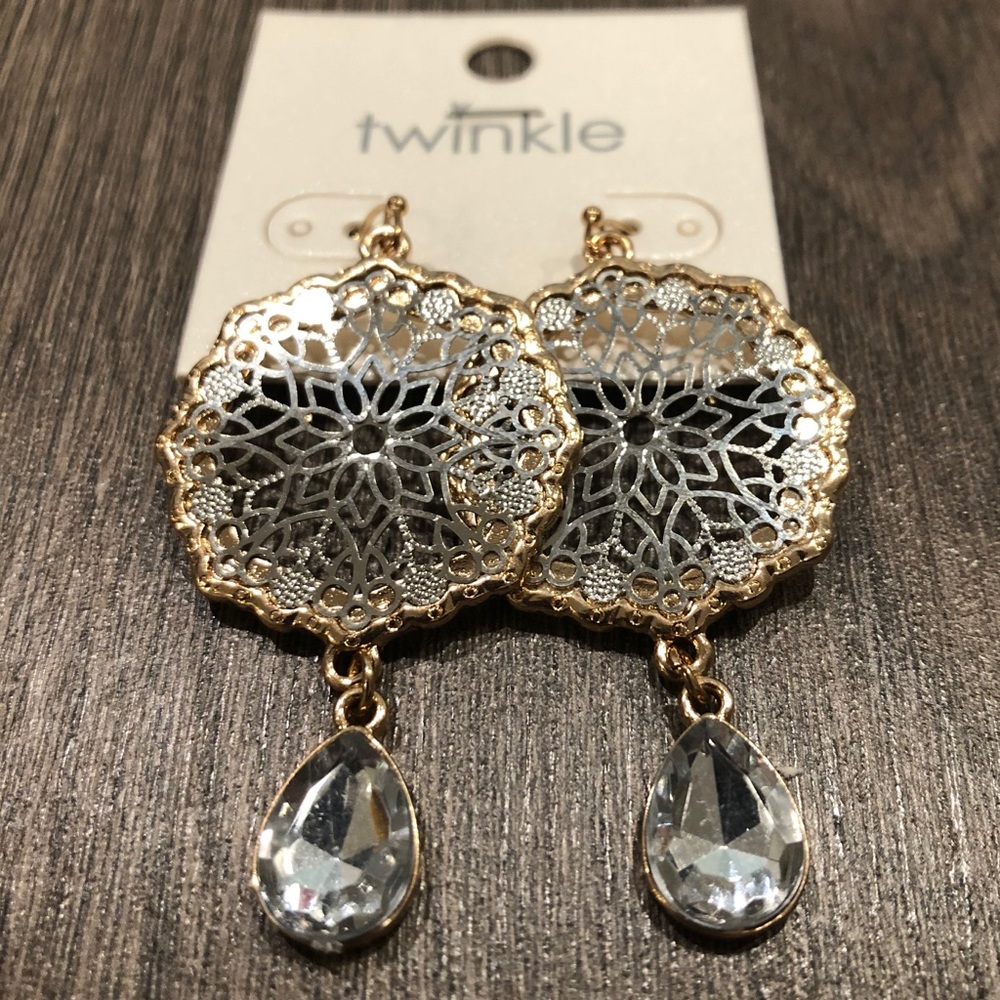 Gorgeous Gold Dangling Earrings w/ Blue Oval
